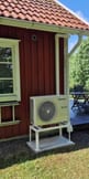 Installerad luftvärmepump utomhus vid villa – ny energieffektiv uppvärmningslösning.