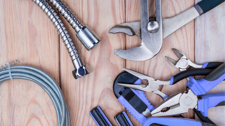 Uppsättning av vanliga VVS-verktyg – rörmokarens vardagsutrustning